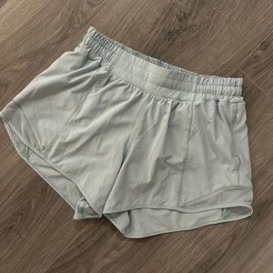 Lululemon Hotty Hot low-rise lined short 4” Size 6